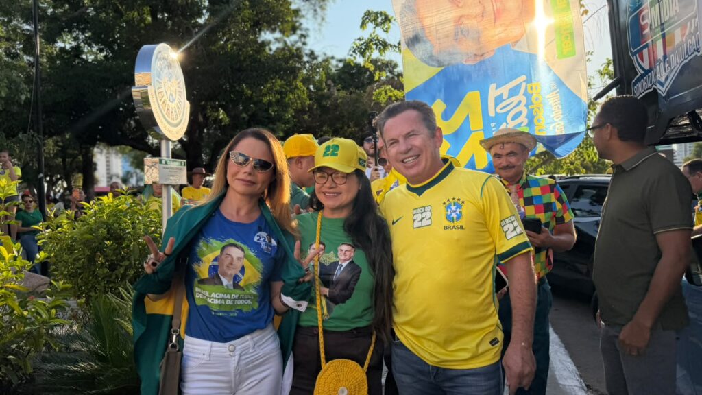 Virginia Mendes participa de ato pró-Flávio Bolsonaro ao lado do senador Mauro Mendes