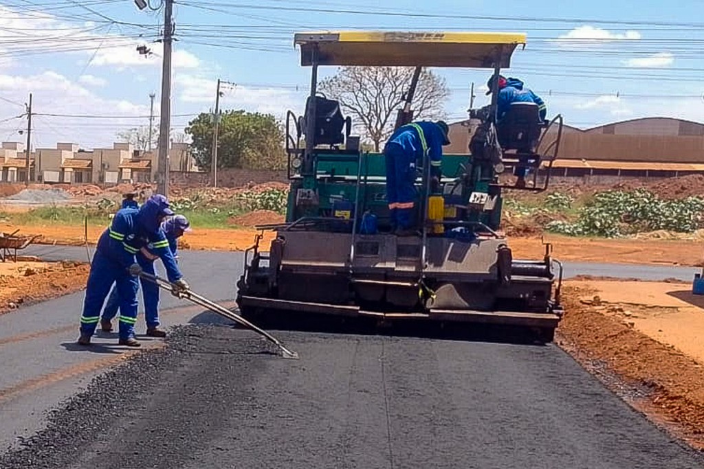Prefeitura realiza manutenção viária em bairros de Várzea Grande