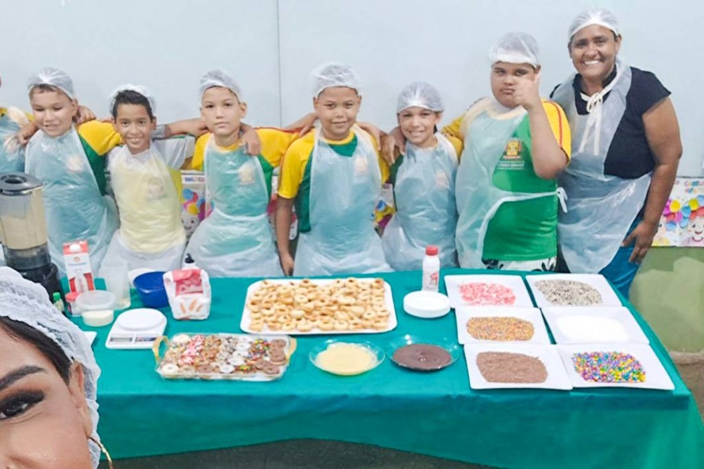 Alunos de EMEB trabalham gênero textual e matemática em prática divertida com receita de biscoitos