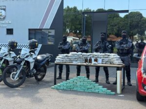 PM prende dupla com 110 tabletes de drogas e causa prejuízo de R$ 2,5 milhões ao crime