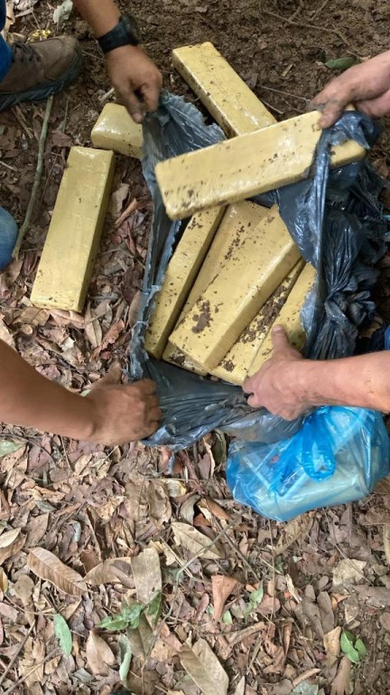 Polícia Civil localiza depósito de facção em mata e apreende 40kg de drogas