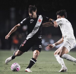Corinthians sofre virada do Vasco nos minutos finais e cai para a zona de rebaixamento na estreia de Seedorf