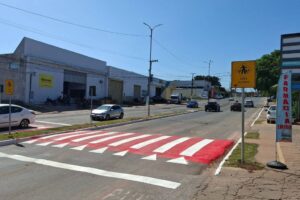 Prefeitura revitaliza faixas de pedestres e reforça sinalização viária