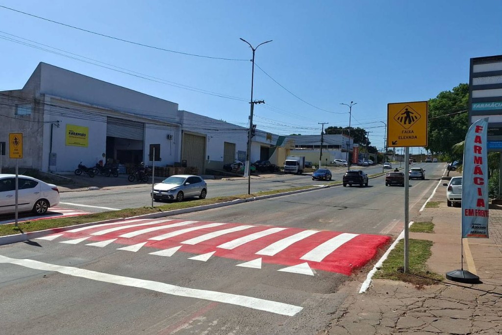 Prefeitura revitaliza faixas de pedestres e reforça sinalização viária