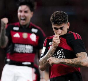 Flamengo vence o Galo nos acréscimos e retoma a liderança do Brasileirão