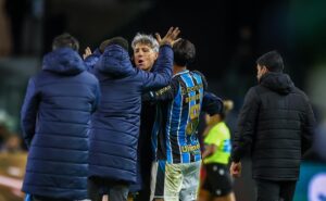 Grêmio vence o Coritiba e põe fim a jejum de sete jogos